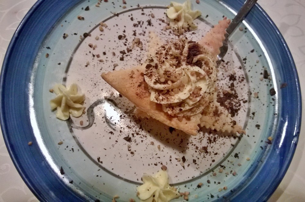 Scomposta di millefoglie con ricotta di bufala, arancia, nocciole e cioccolato