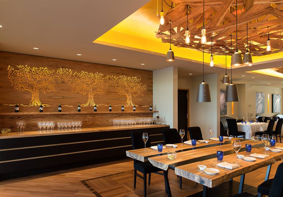 La sala-ristorante con gli arredi di design in legno d'ulivo, firmati dall'architetto Diego Granese