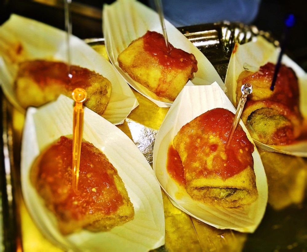 Pacchero fritto in crosta di tarallo con alici e provola su pomodoro San Marzano.