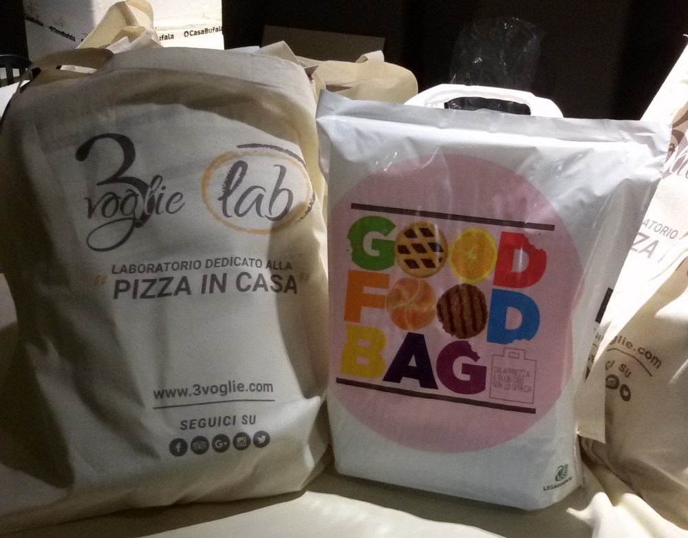 a dx doggy bag Legambiente, a sinistra la busta in stoffa 3Voglie